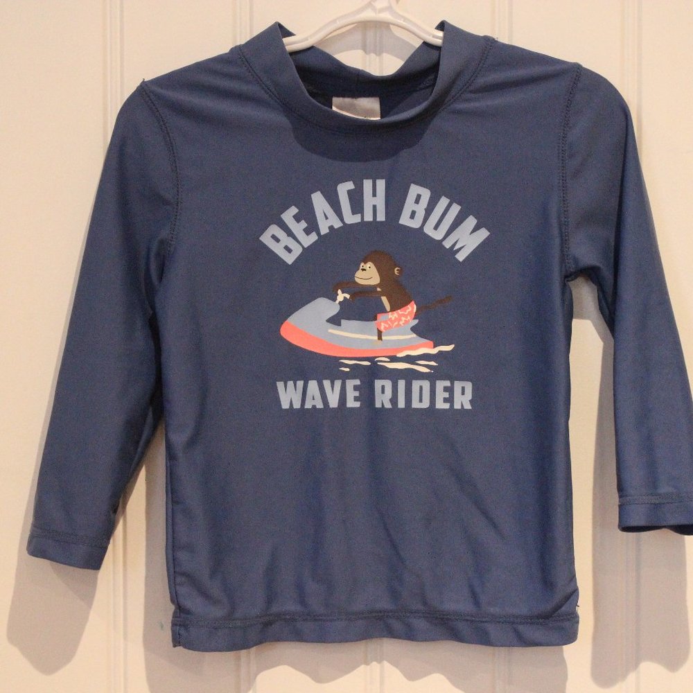 3/$20 🏷 Carters Rashguard Size 24m - Picture 2 of 2